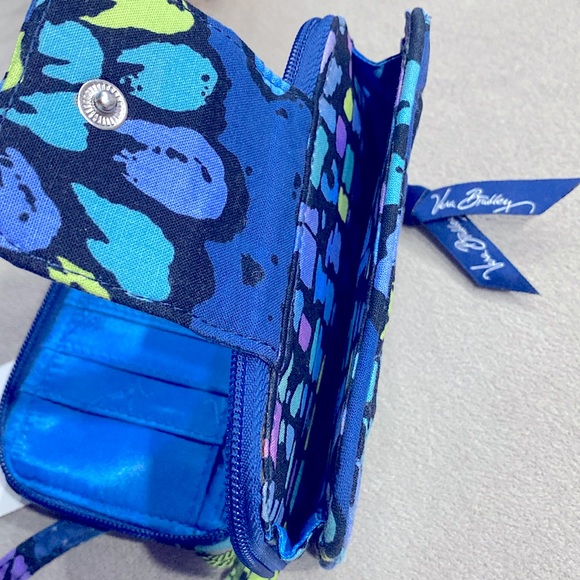 NWT Vera Bradley Smartphone Wristlet in Indigo Pop Beautiful Design - MSRP $49!! - Picture 6 of 10